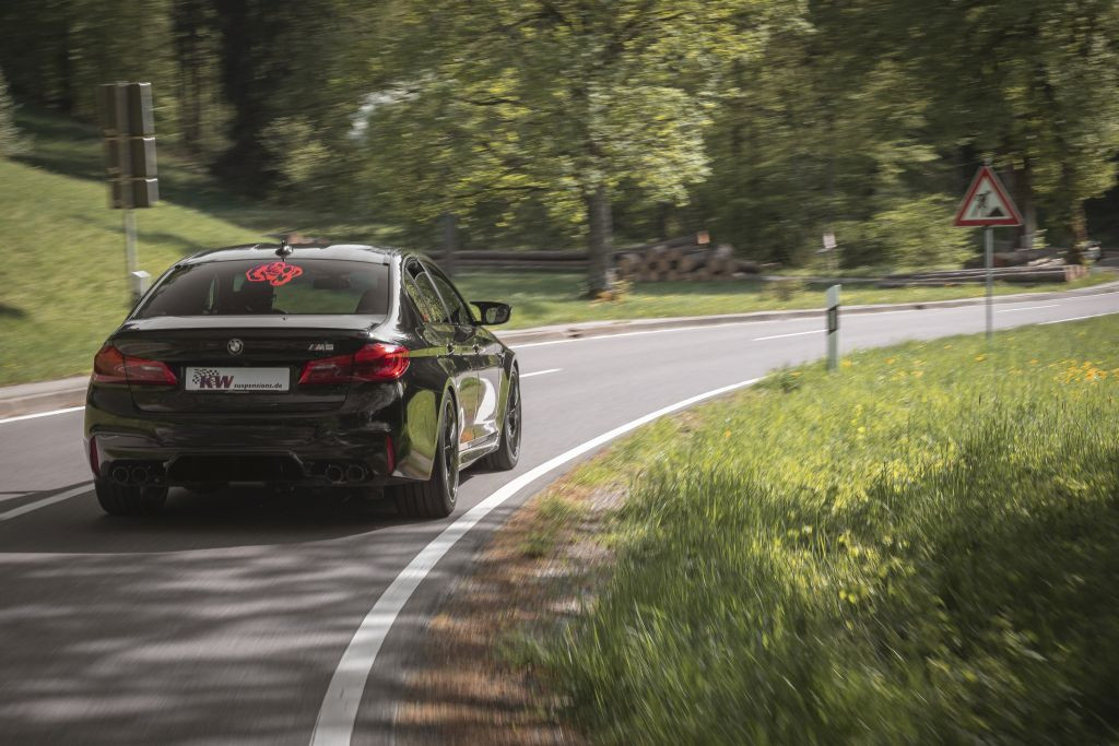 Das KW Gewindefahrwerk Variante 4 verleiht dem BMW M5 ein besseres Fahrverhalten.