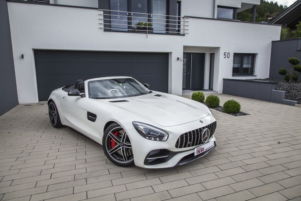 Für jeden Mercedes-AMG GT (Typ 197) entwickelte KW auch hydraulische Liftsysteme
