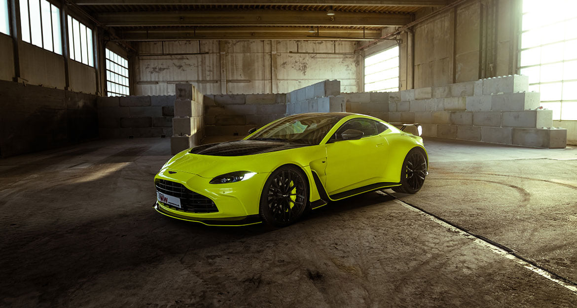 Die Frontansicht vom Aston Martin Vantage V12 – hier gibt’s einen sportlichen Look dank unserer KW Gewindefedern, die eine stufenlose Tieferlegung ermöglichen