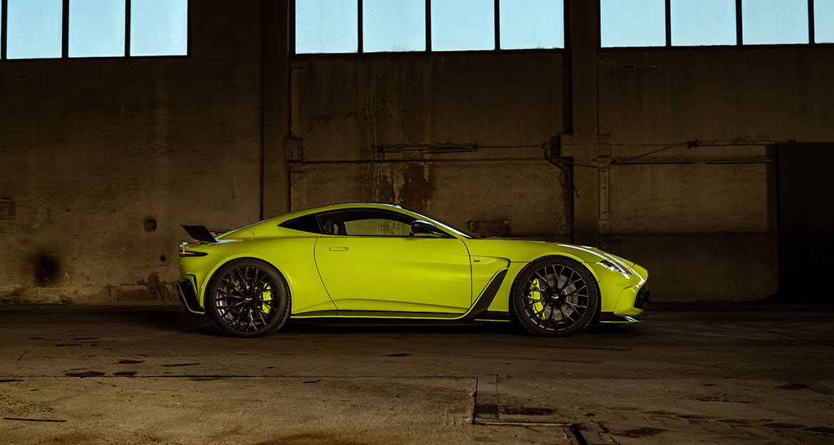 Die Seitenansicht des V12 Aston Martin mit Verbrennermotor