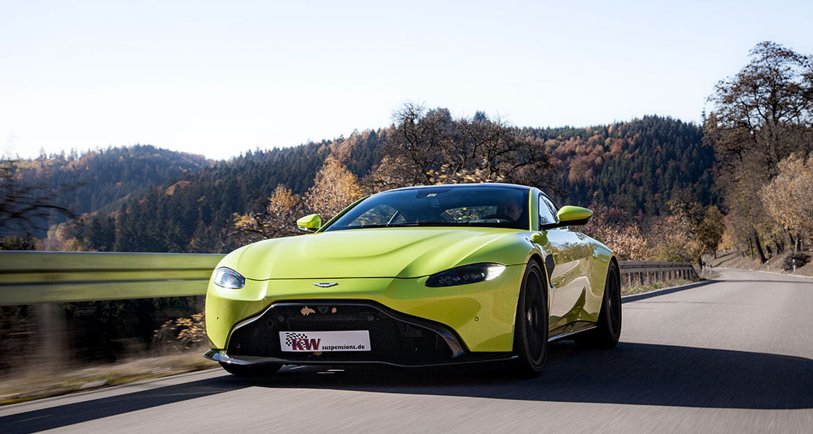 Unsere Federn sorgen auf der Strasse für eine Kombination aus komfortablem und sportlichen Fahrverhalten – der Federnsatz ist auch für den Vantage V8 wie auf diesem Bild erhältlich