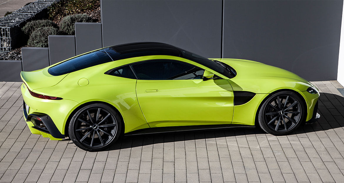 Auch der Aston Martin Vantage V8 ist in seiner Fahrcharakteristik beeinflussbar mithilfe unserer KW Gewindefedern