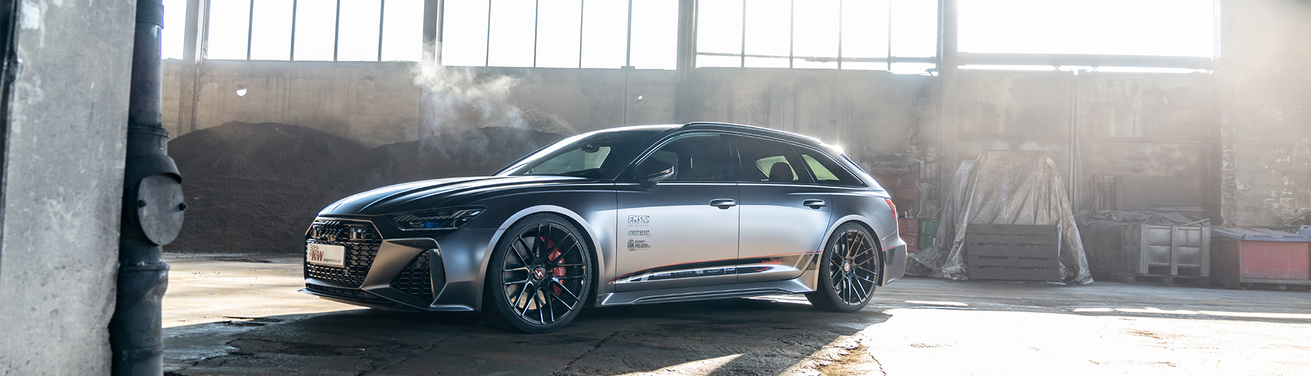 Neuer Audi RS6 Avant (F2, C8) mit in der Höhe einstellbaren KW Federn in Lagerhalle.
