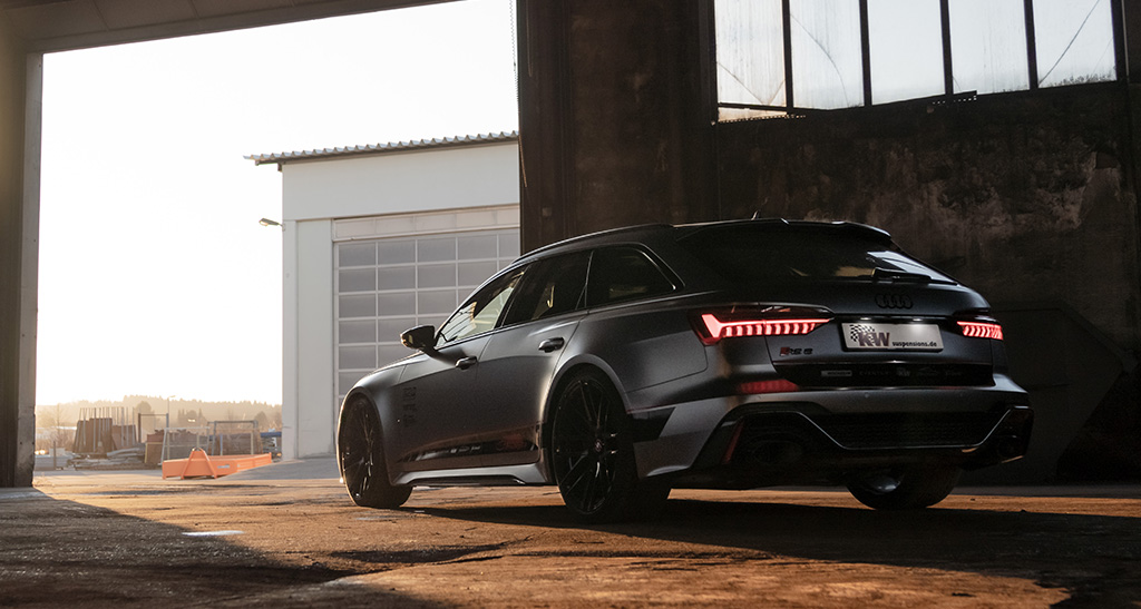 An beiden Achsen des neuen Audi RS6 Avant (C8, F2) ermöglichen die Federn eine stufenlose Tieferlegung von 5 - 30 mm.