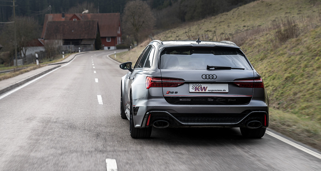 Auch auf Landstraßen sorgen die in der Höhe einstellbaren KW Federn im Audi RS6 Avant (C8, F2) für Fahrspaß.
