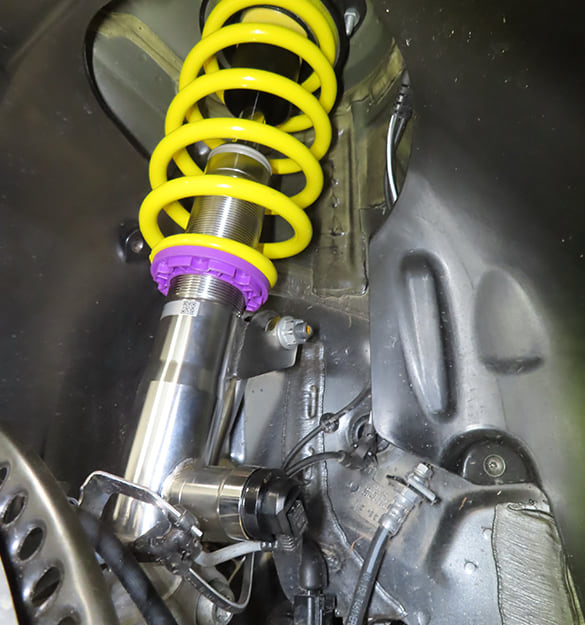 Beim Einbau des KW DDC Gewindefahrwerks müssen nur die originalen Stecker ans KW Fahrwerk gesteckt werden und schon erkennt die Bordelektronik das Gewindefahrwerk.