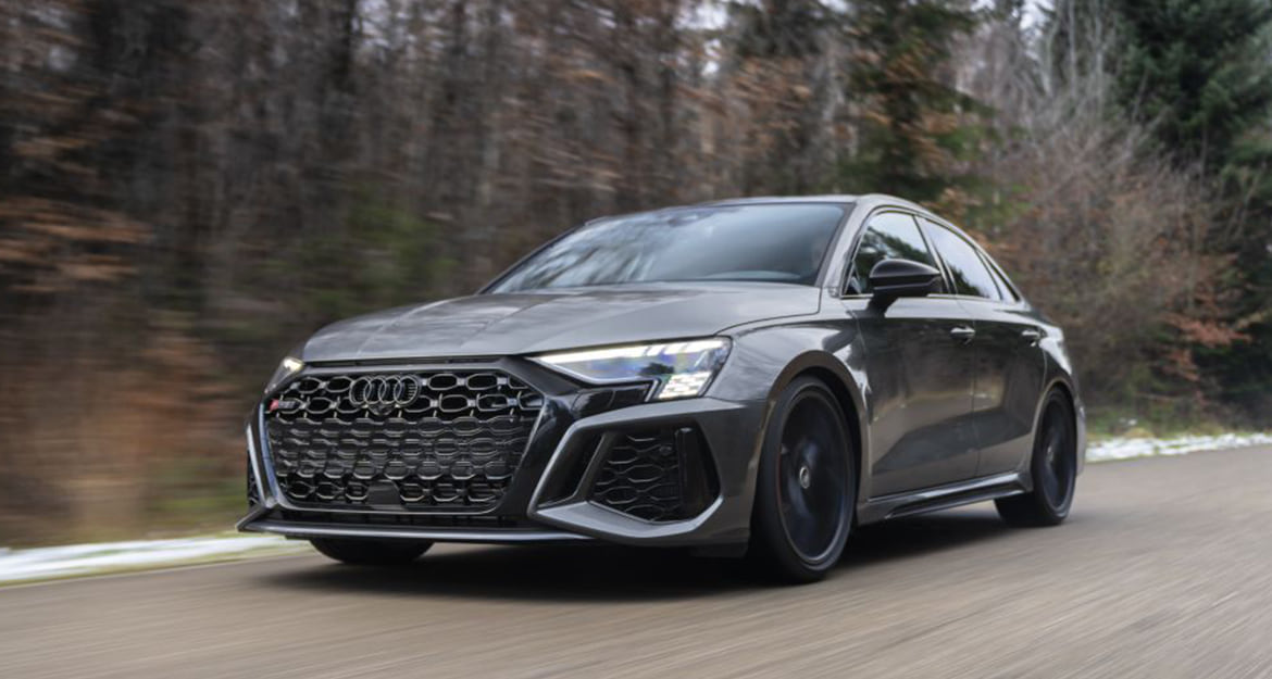 Im Audi RS3 Sportback und auch in der Audi RS3 Limousine ist mit den in der Höhe einstellbaren Federsatz eine Tieferlegung von 0 bis 20 Millimetern möglich.