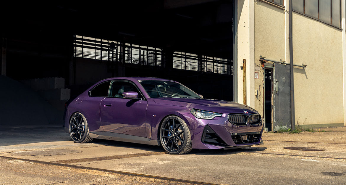 Unser abgelichteter 2er BMW 220d sieht in der Sonderfarbe Thundernight Metallic sehr schick aus