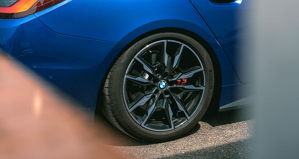 Um deinen BMW optisch sportlicher erscheinen zu lassen, ist je nach Fahrzeugvariante eine Tieferlegung von 30 bis 50 oder 40 bis 60 Millimeter möglich