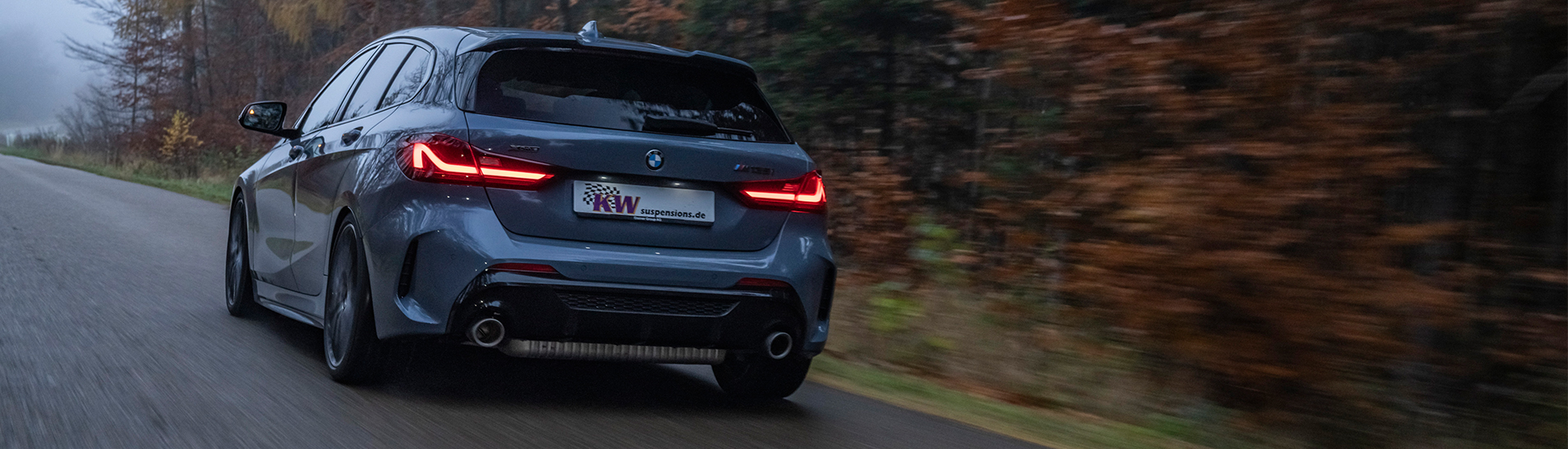 BMW M135i xDrive auf regennasser Fahrbahn mit eingebautem KW Gewindefahrwerk Variante 3