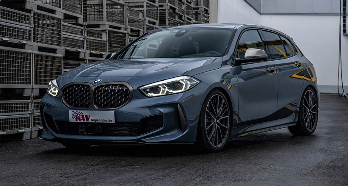 Sieht gut aus: Ein mit einem KW Gewindefahrwerk Variante 3 tiefergelegter BMW M135i xDrive (F40)