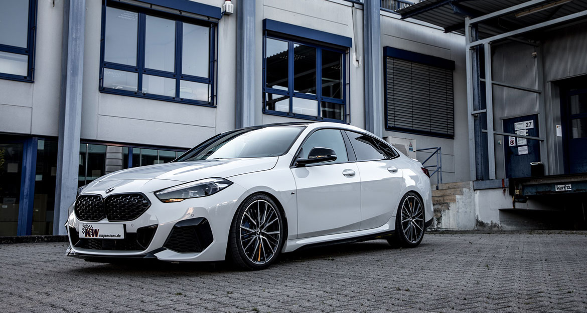 Das KW Gewindefahrwerk Variante 1 und auch die für den BMW M235i xDrive Gran Coupé erhältliche KW Variante 3 ermöglichen eine maximale Tieferlegung.