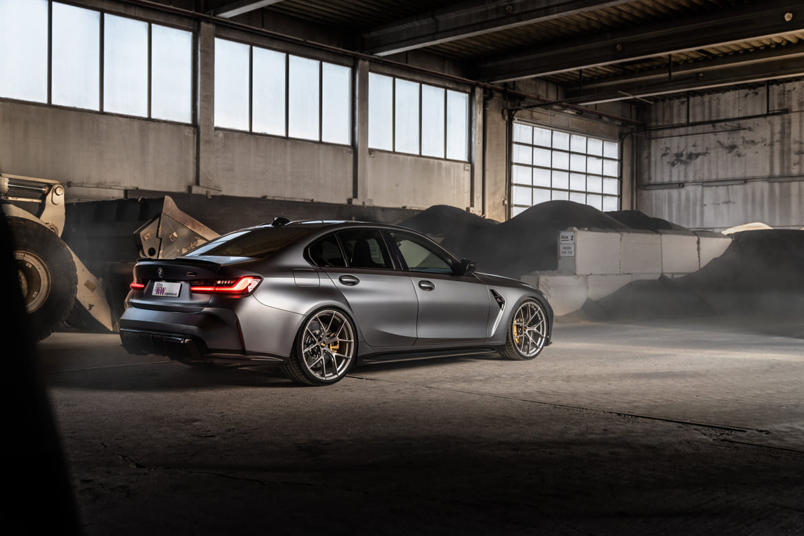 Eine zusätzliche Tieferlegung von 20 bis 35 Millimeter an der Vorderachse und 15 bis 30 Millimeter an der Hinterachse ist durch das KW V3 Gewindefahrwerk bei der BMW M3 Limousine (G80) möglich.
