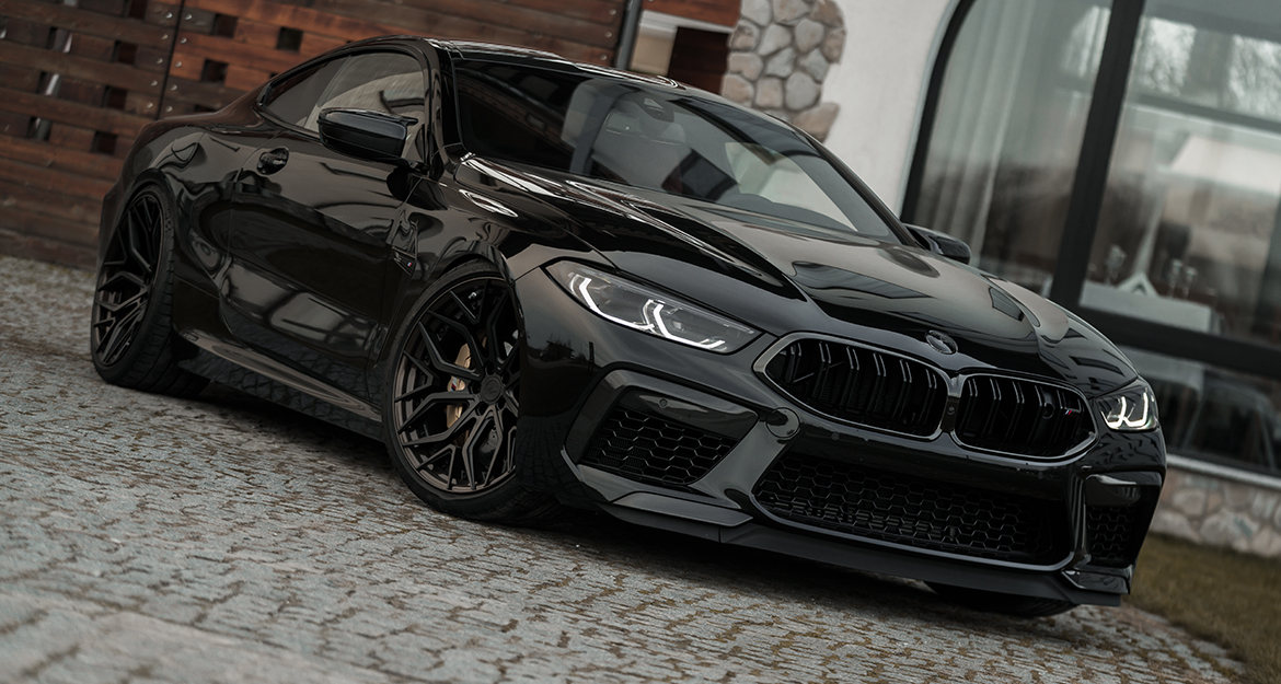 Eine stufenlose Tieferlegung von 20 Millimeter ist mit den in der Höhe einstellbaren KW Federn beim BMW M8 (F92) möglich.