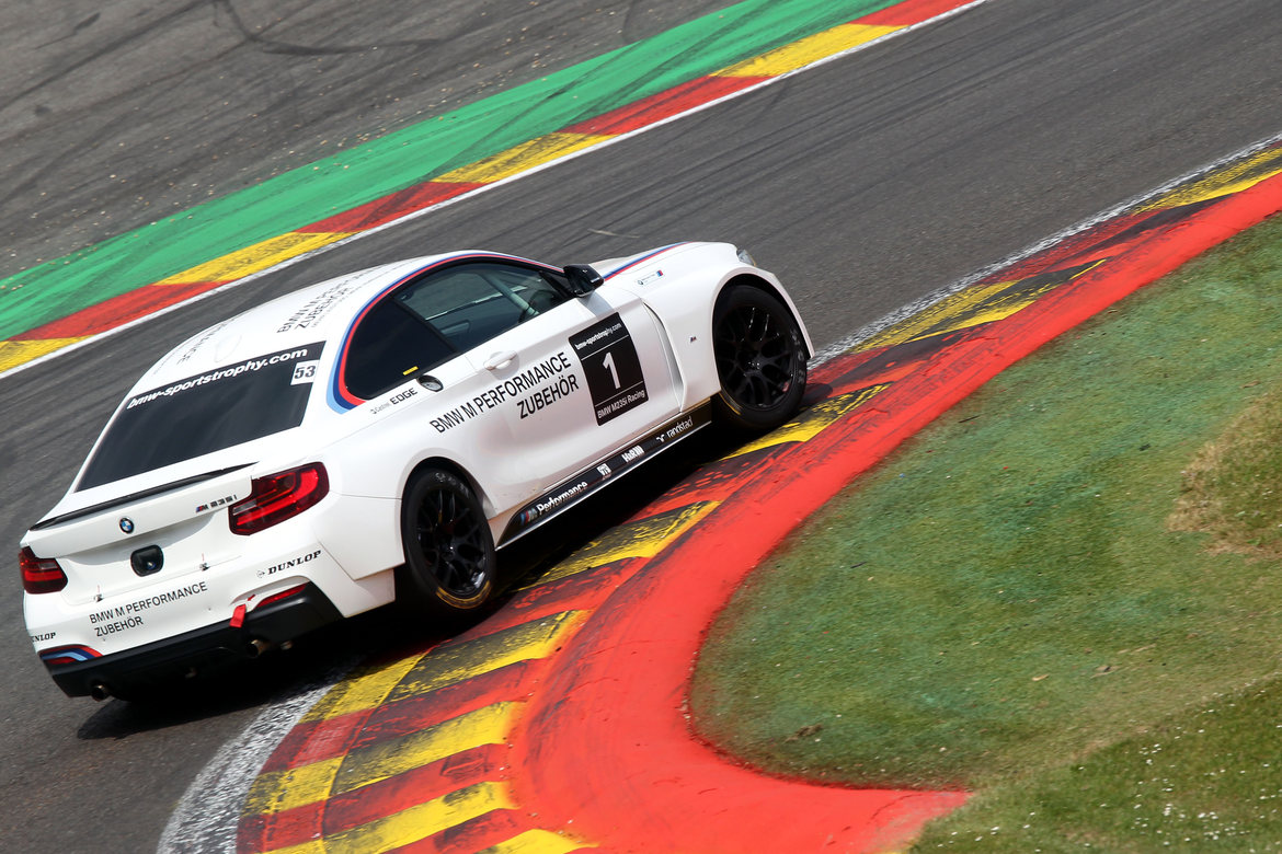 Seit der Motorsportsaison 2014 sind alle BMW M235i Racing und BMW M240i Racing mit 2-fach leistungseinstellbaren KW Rennsportgewindefahrwerken ausgerüstet.