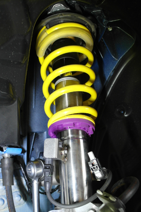 Detailaufnahme der Zugstufe eines KW Variante 3 Dämpfer in einem Prosche 911 G-Modell