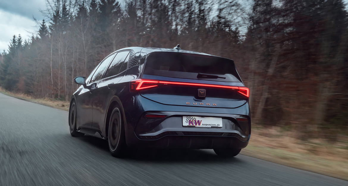 Das KW DDC plug & play Gewindefahrwerk wird in der Dämpfung direkt vom Serienfahrwerksteuergerät des Cupra Born beim Beschleunigen, Bremsen und Lenken wird das Fahrwerk angepasst.
