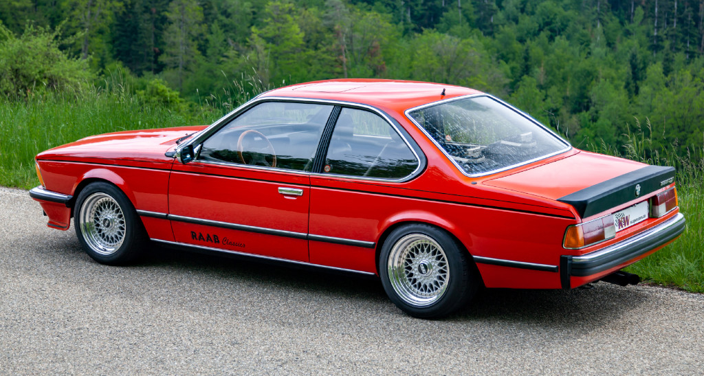 Die E24 Coupé sind auf dem besten Weg ein begehrenswerter Klassiker zu werden. Dank des modernen Fahrwerks fährt sich der E24 dabei sicher und zeitgemäß.