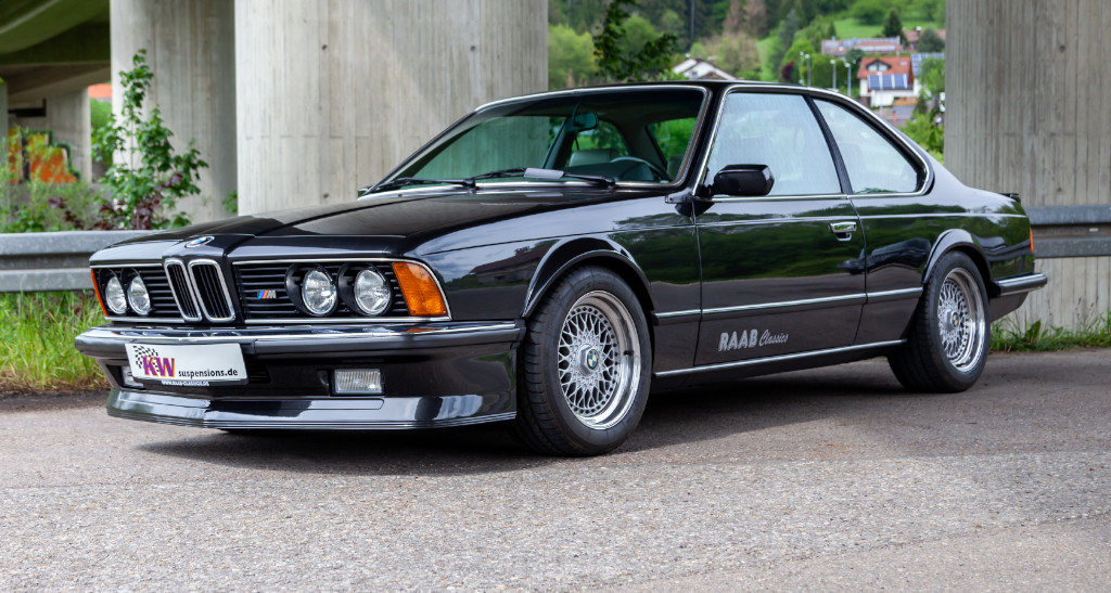 Auch eine stufenlose Tieferlegung des BMW Sechsers (E24) ist durch das neue Fahrwerk möglich.