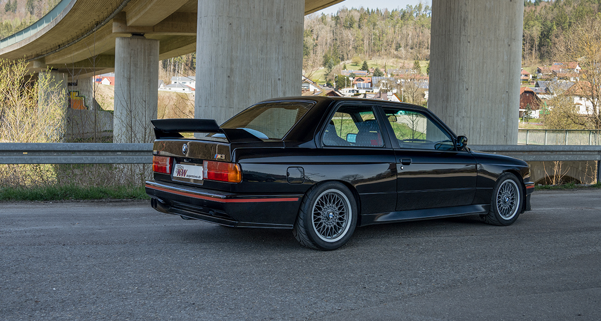 Die KW Gewindefahrwerke erlauben im Rahmen des Teilegutachtens eine stufenlose Tieferlegung des BMW E30 bis zu 55 mm.