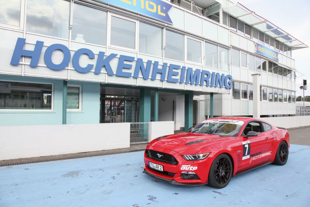 Ford Mustang auf dem Hockenheimring mit eingebautem KW Gewindefahrwerk