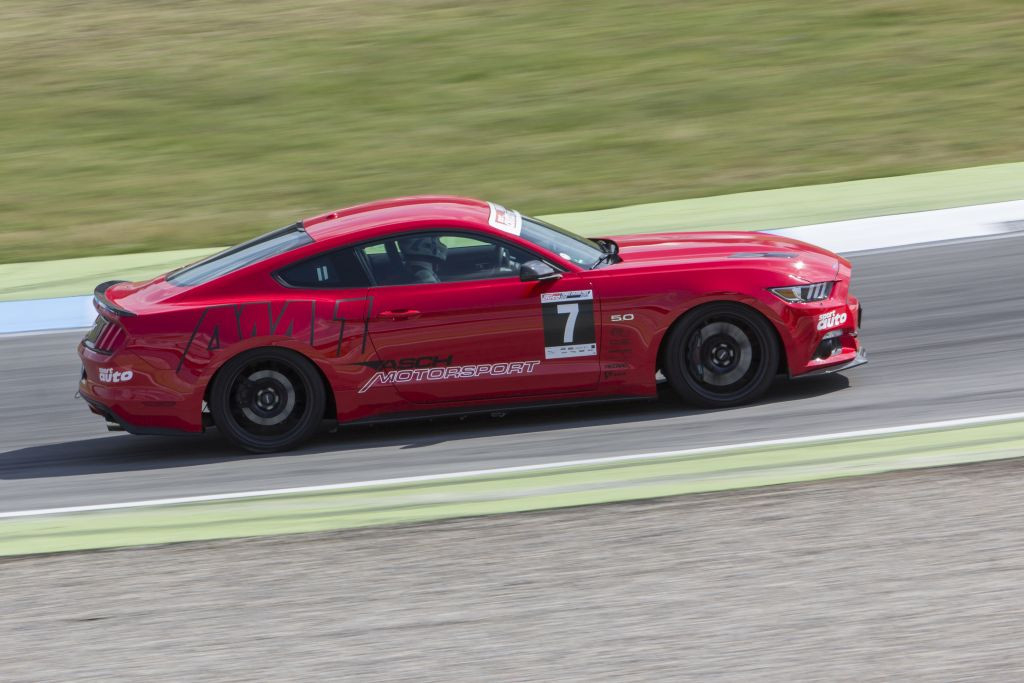 Ford Mustang LAE auf der Rennstrecke mit eingebautem KW Gewindefahrwerk