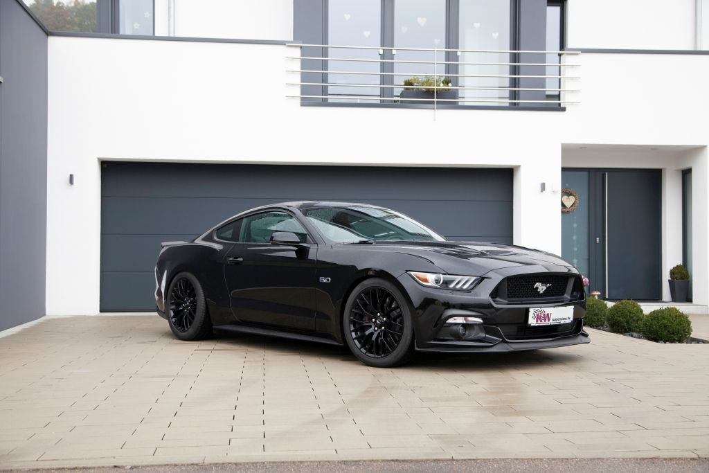 Ford Mustang LAE mit eingebautem KW Gewindefahrwerk und mit einer stufenlosen Tieferlegung von 30 - 50 mm an der Vorderachse und 20 - 40 mm an der Antriebsachse