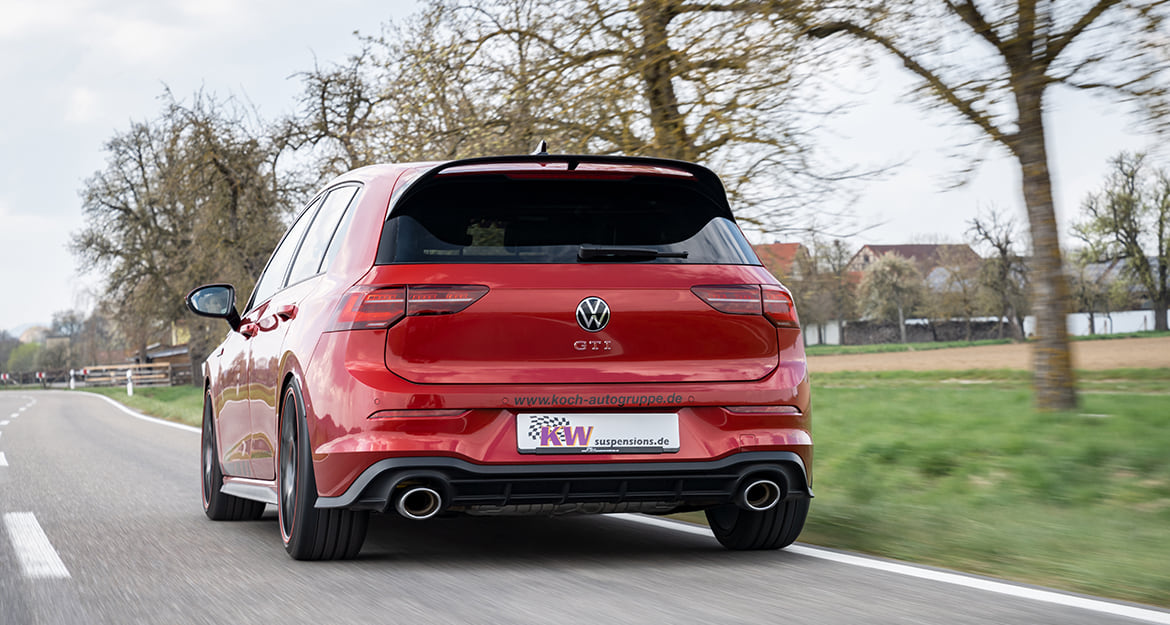 Denselben geprüften Spielraum bei der stufenlosen Tieferlegung bieten auch die KW Gewindefahrwerke Variante 1, Variante 2 und Variante 3 aus der KW Street Performance Produktgruppe.