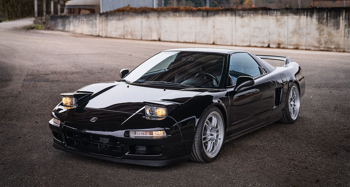 Frontansicht eines schwarzen Honda (Acura) NSX NA1 mit KW Gewindefahrwerk von JP Performance