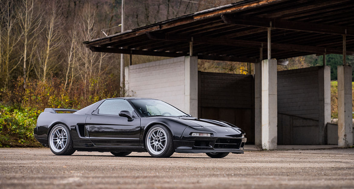 Tiefergelegter, schwarzer Honda NSX NA1 mit KW Gewindefahrwerk auf einem Industriegelände