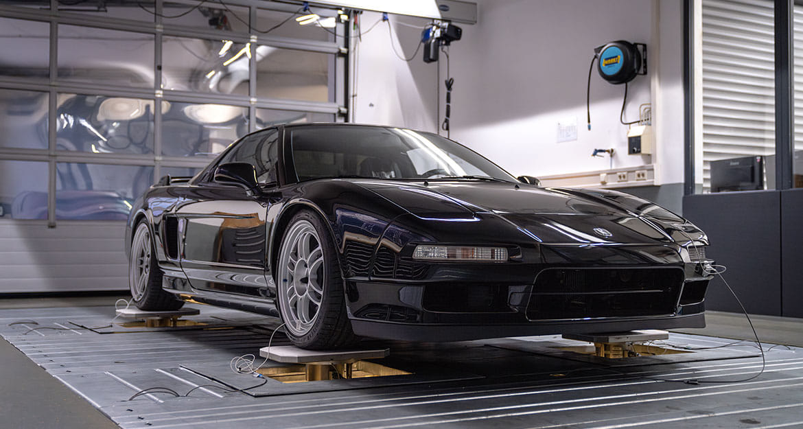 Frontansicht eines schwarzen, tiefergelegten Honda NSX NA1 auf dem KW Fahrdynamikprüfstand