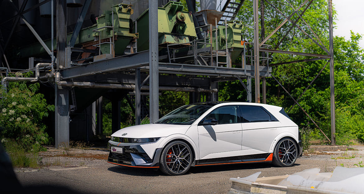 Standaufnahme eines weissen Hyundai IONIQ 5N im Industriegebiet