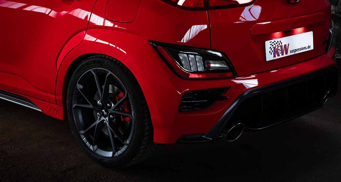 Nahaufnahme der Hinterachse vom Hyundai Kona N mit Tieferlegung