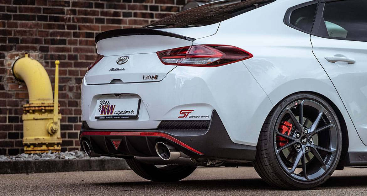 Nahaufnahme der Hinterachse eines weissen Hyundai i30 N (Fastback) mit stufenloser Tieferlegung