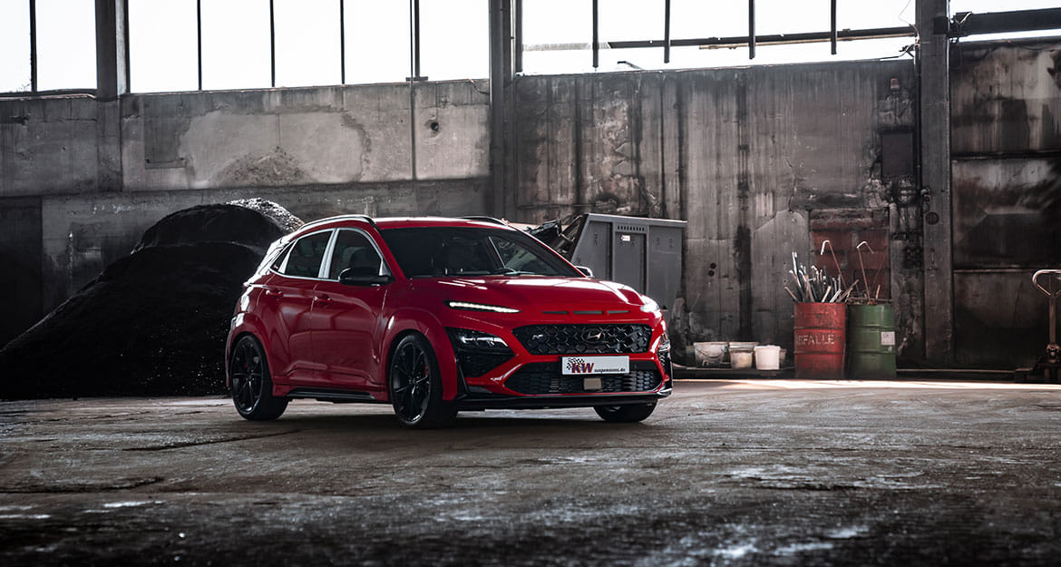 Ein roter Hyundai Kona N mit KW V3 Gewindefahrwerk in einer Industriehalle
