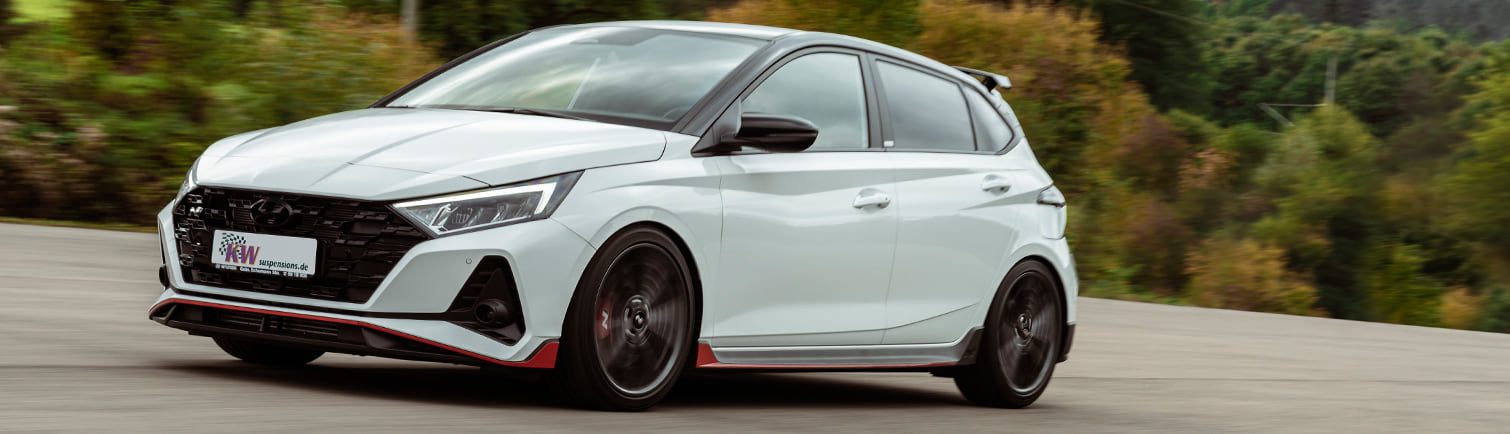 Im Vergleich zum sehr sportlich ausgelegten Hyundai i20 N Serienfahrwerk verleiht das KW V3 Gewindefahrwerk dem Hyundai einen überzeugenden Restfahrkomfort gepaart mit einem deutlichen Plus an Fahrdynamik.