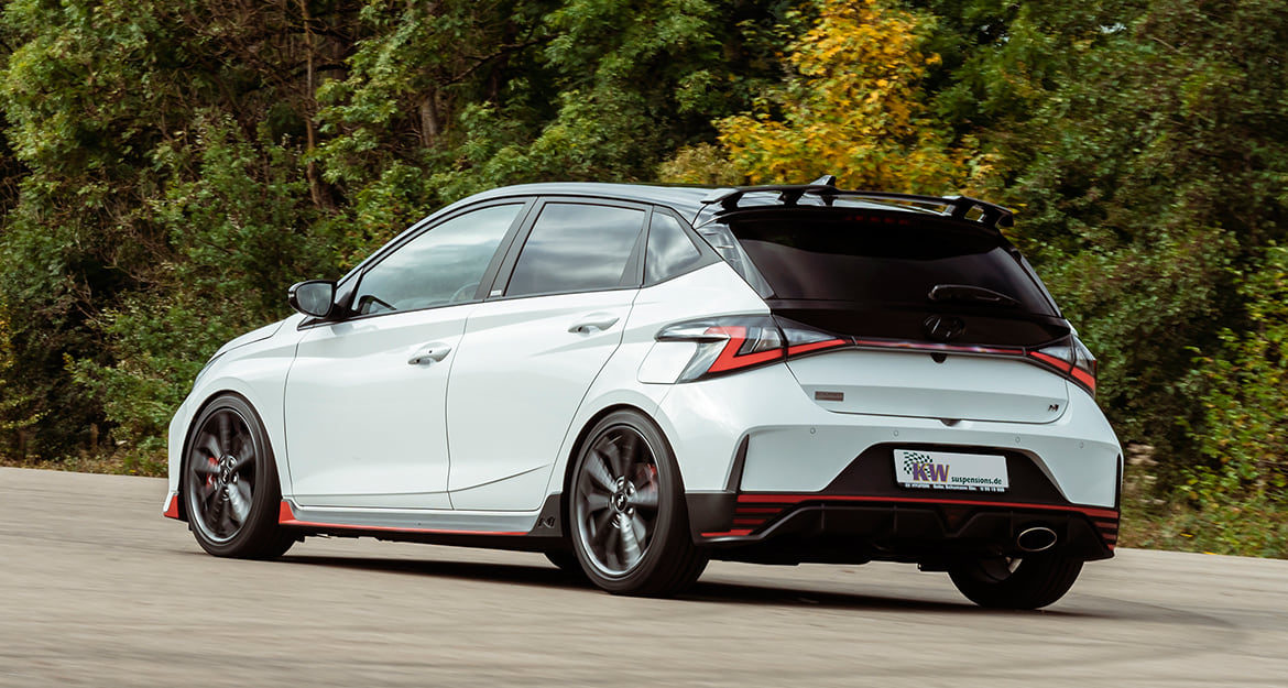 Das KW V3 im Hyundai i20 N sorgt für eine sportlich-harmonische Dämpfung auch auf schlecht ausgebauten Nebenstrassen.