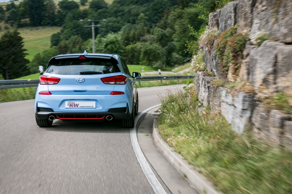 KW Gewindefahrwerk Variante 3 im auf einer Landstraße fahrenden Hyundai i30 N