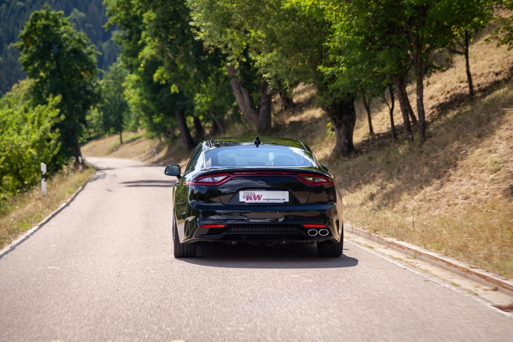 KIA Stinger mit KW Variante 3 Gewindefahrwerk auf kleiner Nebenstraße