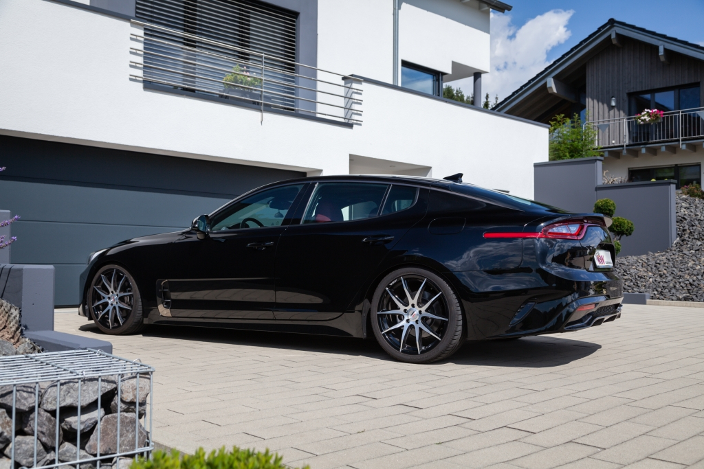 KIA Stinger auf Hofeinfahrt mit KW Gewindefahrwerk