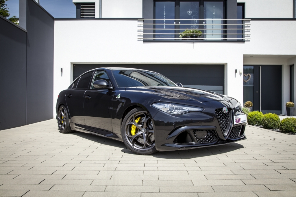Alfa Romeo Giulia Quadrifoglio (952) mit KW DDC vor einem Haus