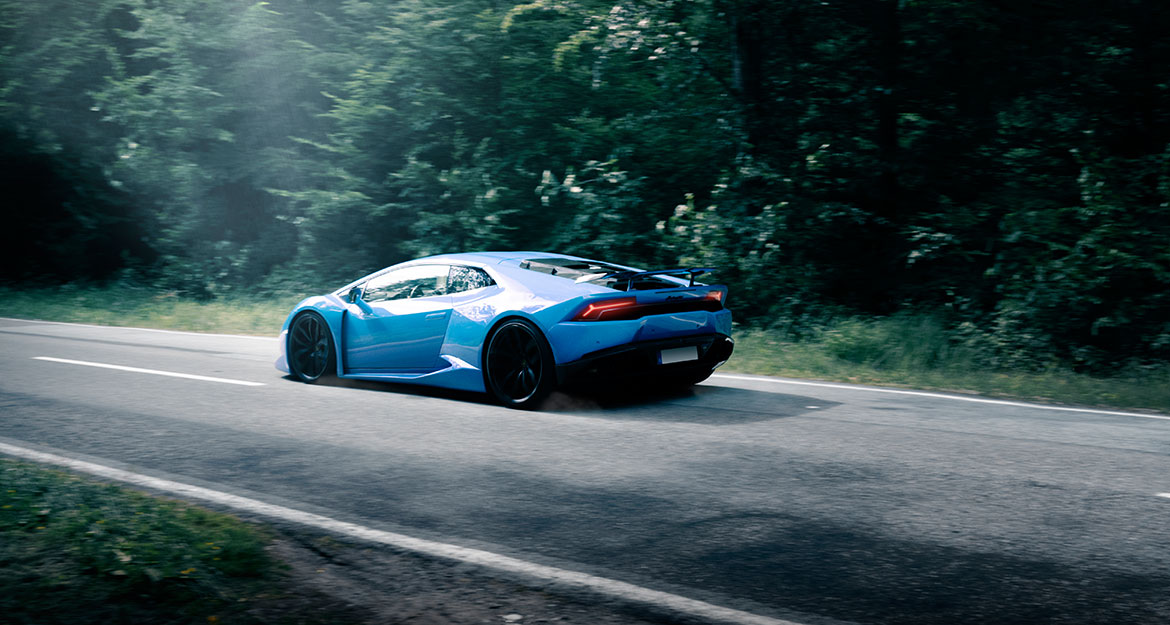 Selbst ein Supersportwagen wie der Lamborghini Huracan fährt mit der KW Variante 5 auf allen Straßen überzeugend dynamisch.