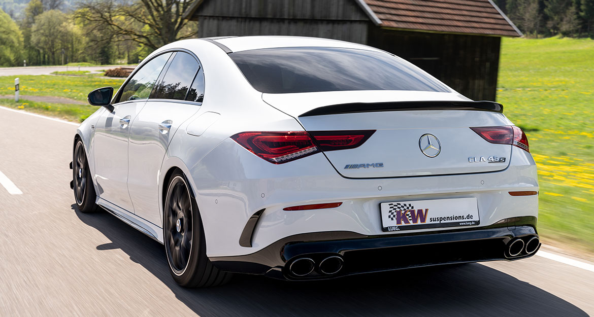 Selbst auf unebenen Fahrbahnbelägen gewinnen die sportlichen AMG CLA 35, CLA 45 und CLA 45 S mit ihrem Allradantrieb durch die KW-Technologie ein deutliches Plus an Fahrdynamik, ohne, dass dabei am Fahrkomfort Abstriche in Kauf genommen werden müssen.
