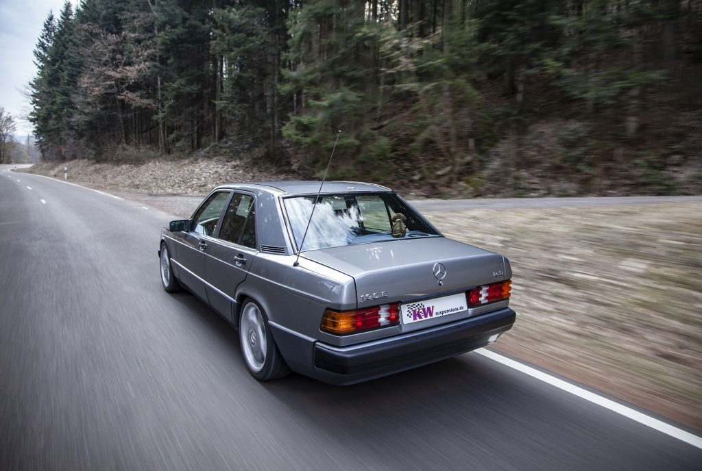 Auf der Landstraße: KW Klassik Fahrwerk im Mercedes-Benz 190 (W201)