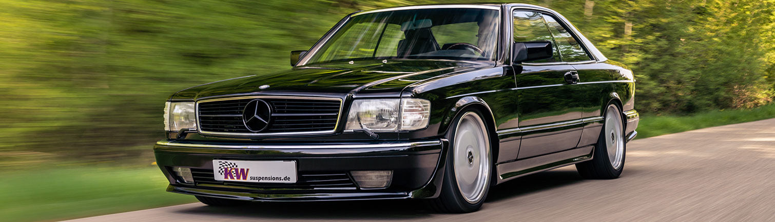Das KW V3 Klassik Gewindefahrwerk ist übrigens für alle Mercedes-Benz SEC (C126) inklusive Vorfacelift- (380 SEC, 500 SEC) und Faceliftmodelle (420 SEC, 500 SEC, 560 SEC) mit Gutachten erhältlich.