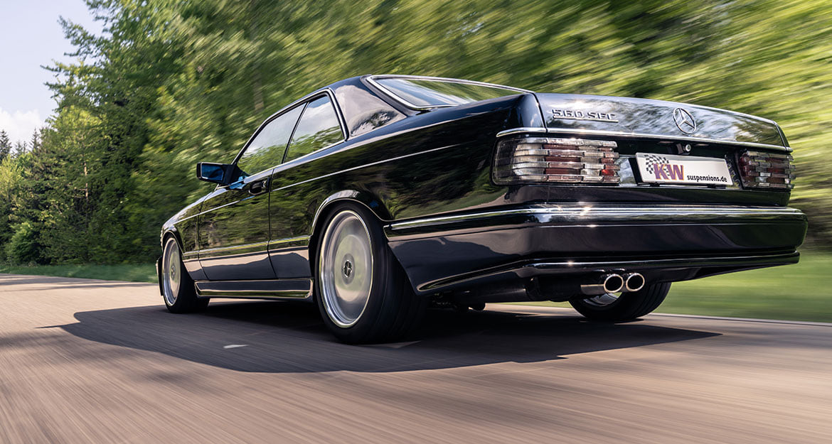Bereits im voreingestellten Grundsetup der V3-Dämpfer, verleiht das KW Klassik Fahrwerk dem Mercedes-Benz SEC ein so straff wie nötiges und ein so komfortabel wie mögliches Fahrverhalten.
