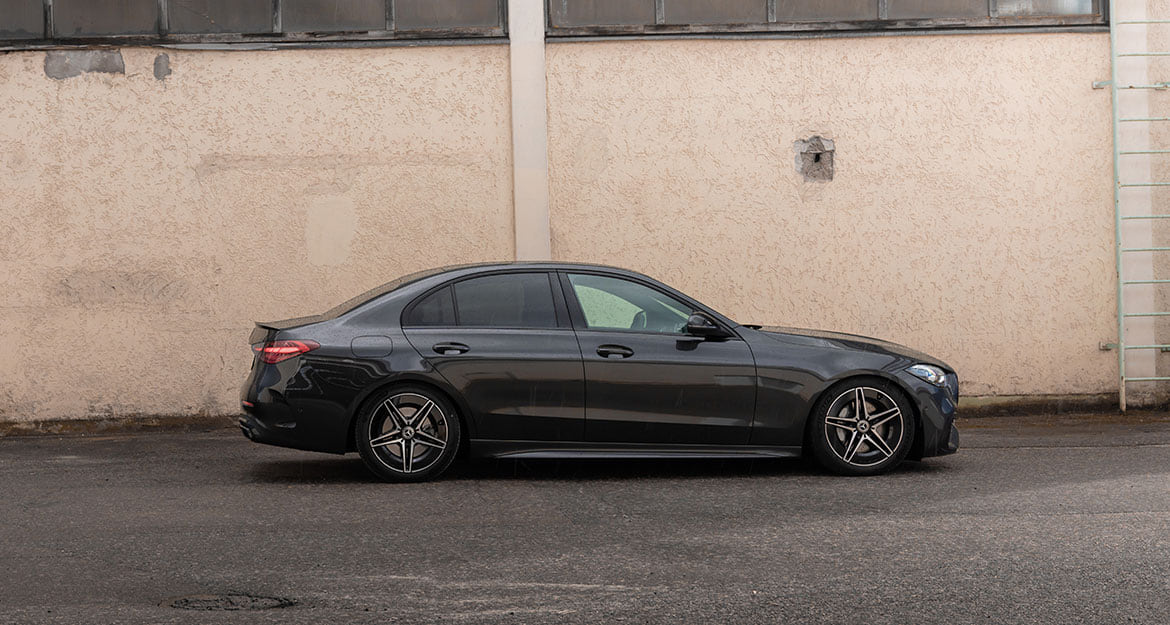 Die C-Klasse gibt es seit den frühen 90er-Jahren. Damals war der sogenannte „Baby Benz“ – der Mercedes 190 W201 – bekannt für sein kompaktes Auftreten. Heute ist die C-Klasse wesentlich geräumiger.