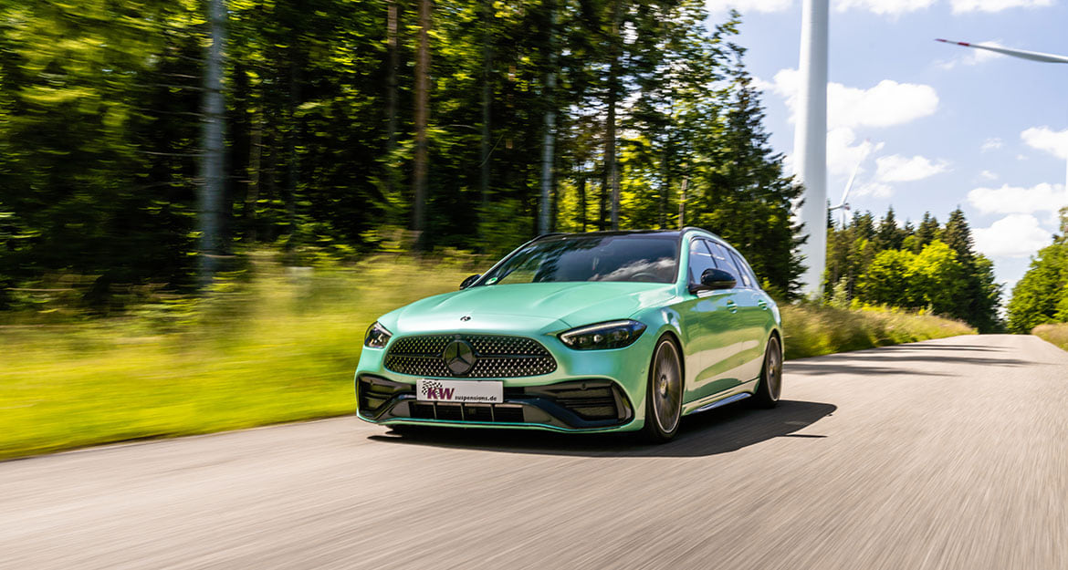 Die Mercedes-Benz C-Klasse ist in verschiedenen Motorisierungen erhältlich. Sie kann als Verbrenner oder Hybrid gekauft werden.