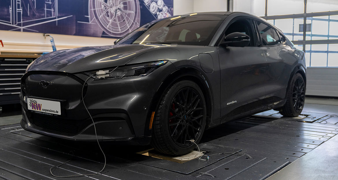 Auch bei der Entwicklung des KW V3 Gewindefahrwerks für den Ford Mustang Mach-E nutzt der Fahrwerkhersteller KW automotive den hauseigenen Fahrdynamikprüfstand.