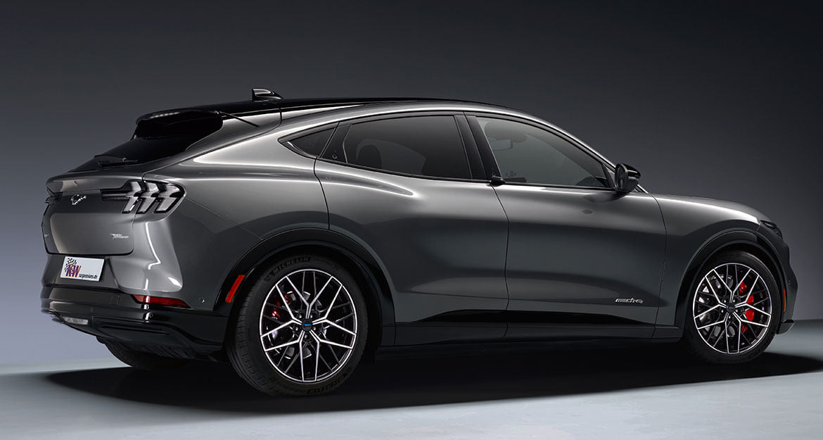Das Gutachten deckt beim Ford Mustang Mach-E eine stufenlose Tieferlegung von 25 bis 45 Millimetern an der Vorderachse und 20 bis 40 Millimetern an der Hinterachse ab.